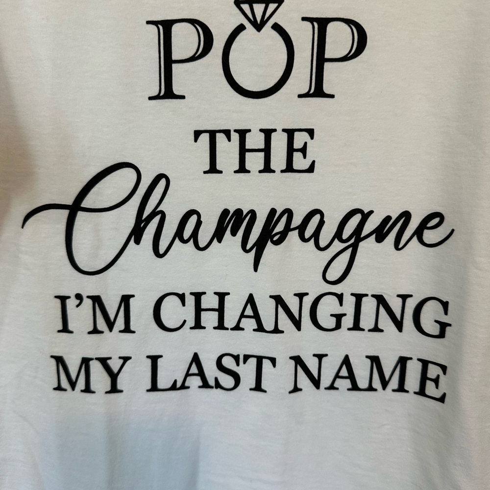 New Pop the Champagne I’m Changing My Last Name T-Shirt & countdown blocks Sz S - Picture 3 of 11